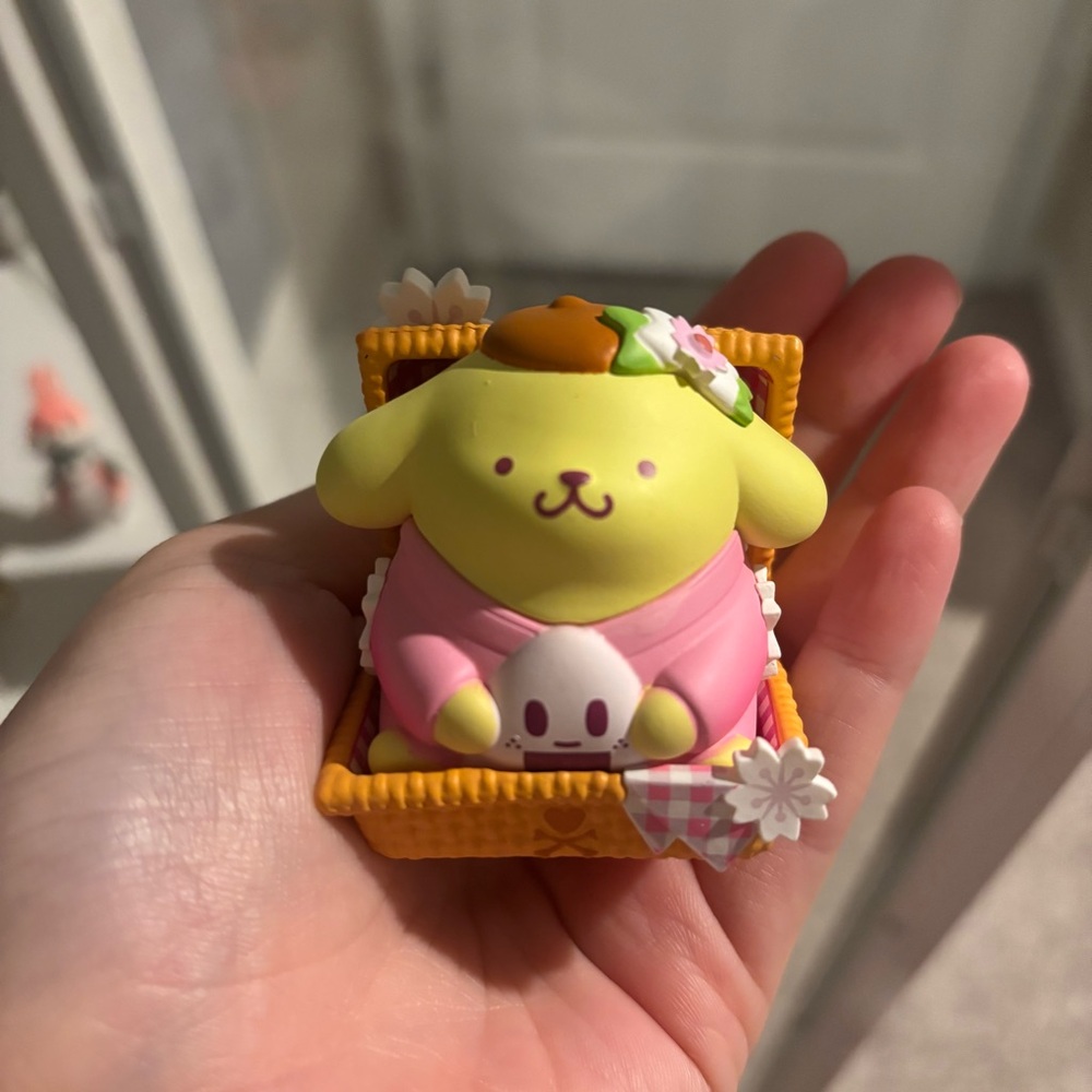Pompompurin figurine